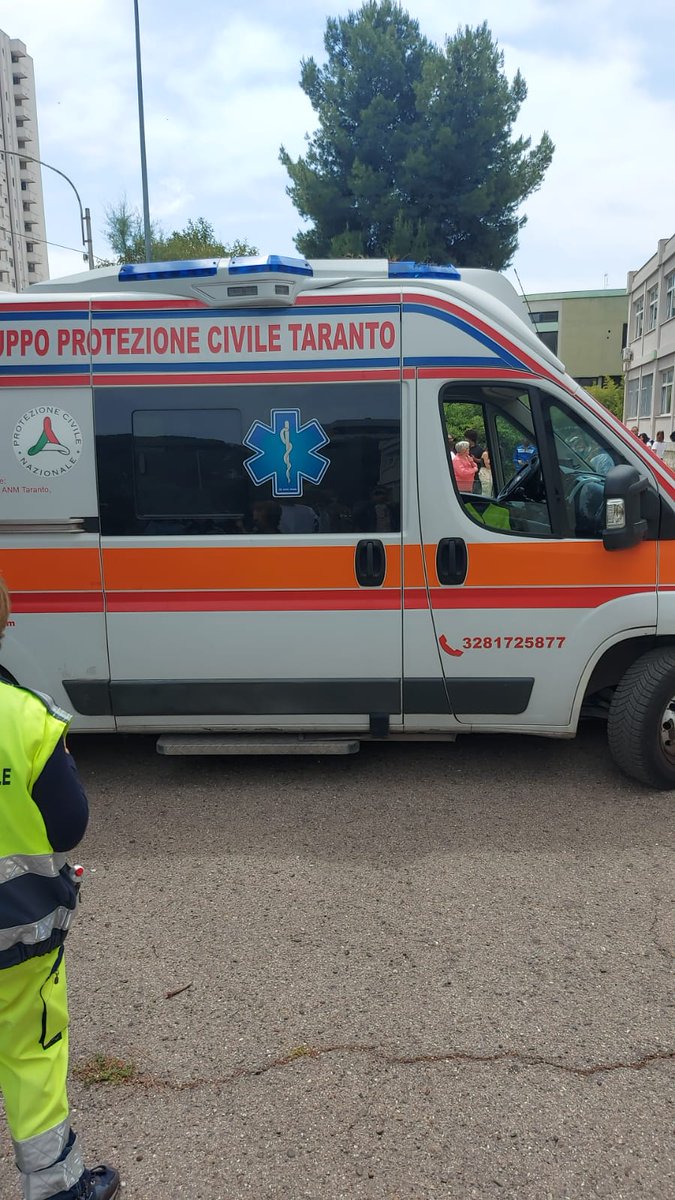 LisideTaranto's tweet photo. La #sicurezza a scuola:  prova di evacuazione con simulazione di un attentato terroristico con pacco bomba @ComuneTaranto @RegionePuglia @MIsocialTW @G_Valditara https://t.co/30KnyRoO35