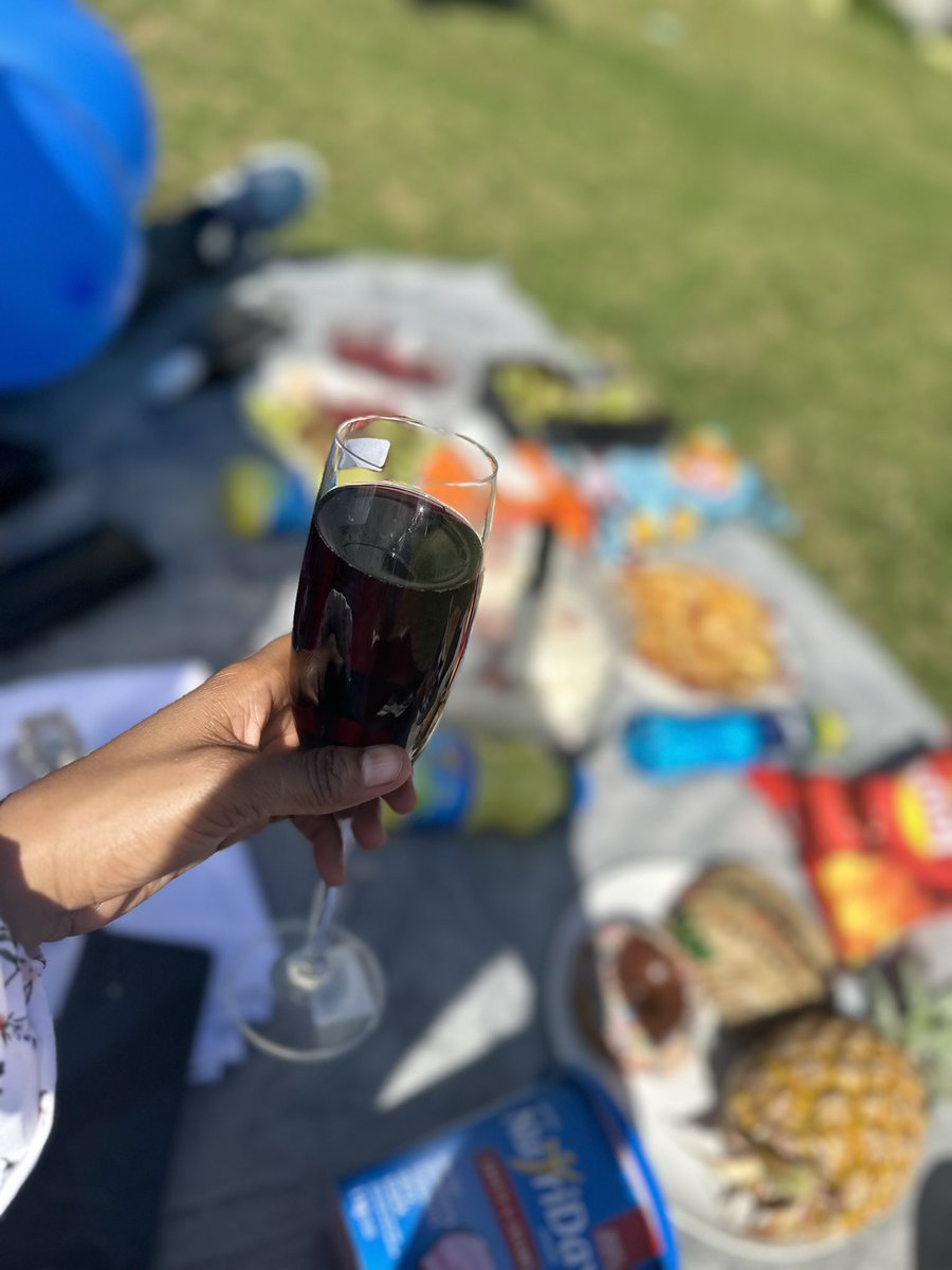 ZamakonkeK's tweet photo. @Anele White wine Vs red wine glass 🥂 https://t.co/GYUrFHrwBT