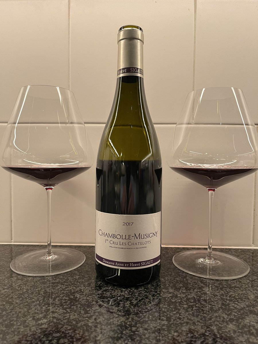 Aan de rand van het prachtige dorp Chambolle-Musigny zit het huis Anne et Hervé Sigaut. Ik ontdekte dit huis rond 2010. In april 2019 pikte ik deze 1er cru Les Chatelots 2017 bij hen op. 🍷