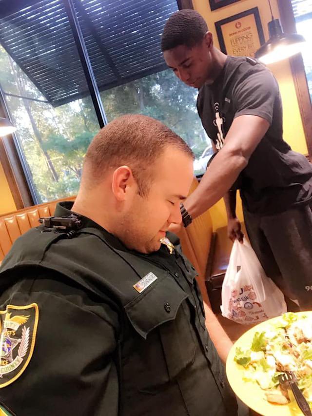 This Stetson University college student prayed over the police officer that walked in their local  Zaxby’s. Let’s start making this content go viral too please?