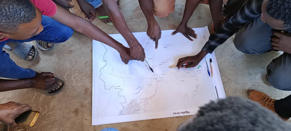 OSMMalawi's tweet photo. Participatory mapping in progress.We are in Nsanje and local Community members are helping us understand patterns associated with past flooding events. Data generated will help to enrich flood extent maps that we previously generated using satellite imagery.
#Openmappinggrants https://t.co/xIBIjE2YMN