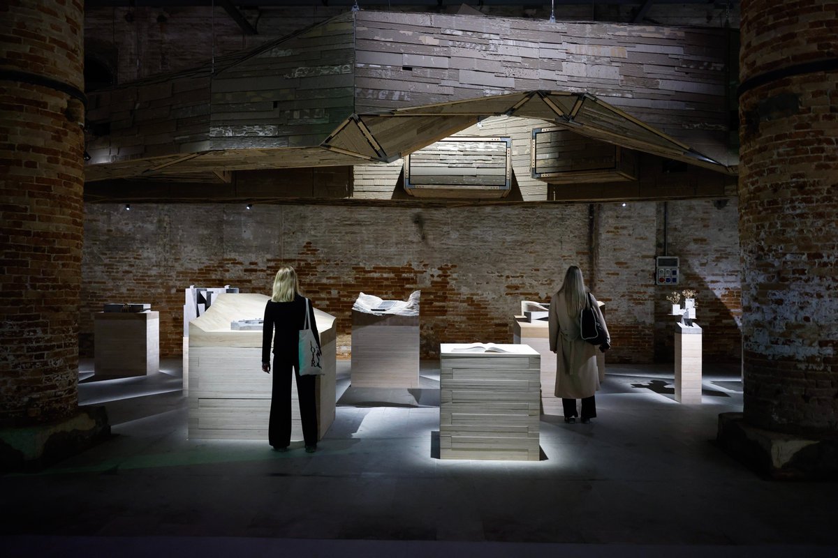 #BiennaleArchitettura2023 We continue exploring #TheLaboratoryOfTheFuture and move to the Arsenale complex, where we find the #DangerousLiaisons section – represented also in #ForteMarghera (Mestre) → bit.ly/BiennaleArchit…