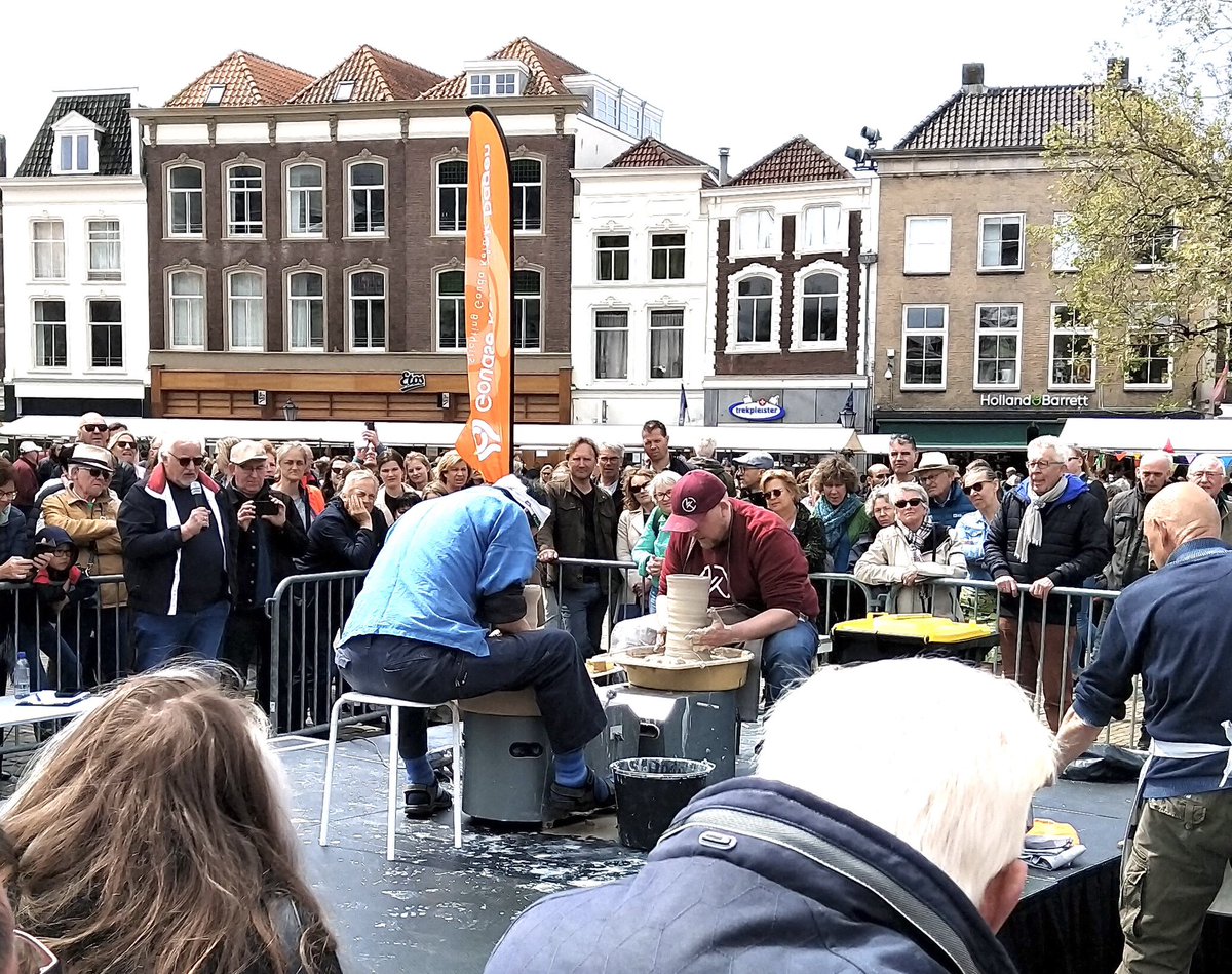 Wedstrijd hoogste vaas draaien Keramiekmarkt Gouda 18/5-2023: