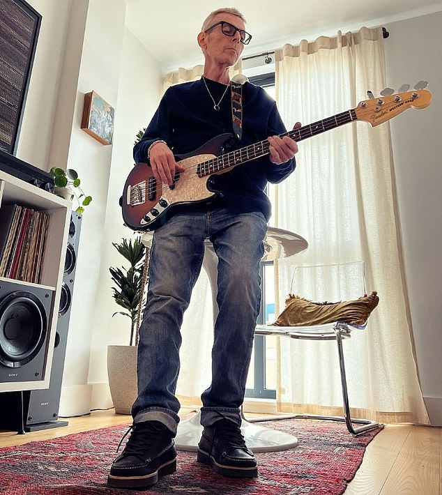 Our deepest sympathies and condolences go out to the friends, family, and fans of Andy Rourke, the Bassist from The Smiths, who has tragically died from pancreatic cancer aged just 59.

Rest in peace, Andy. 💜