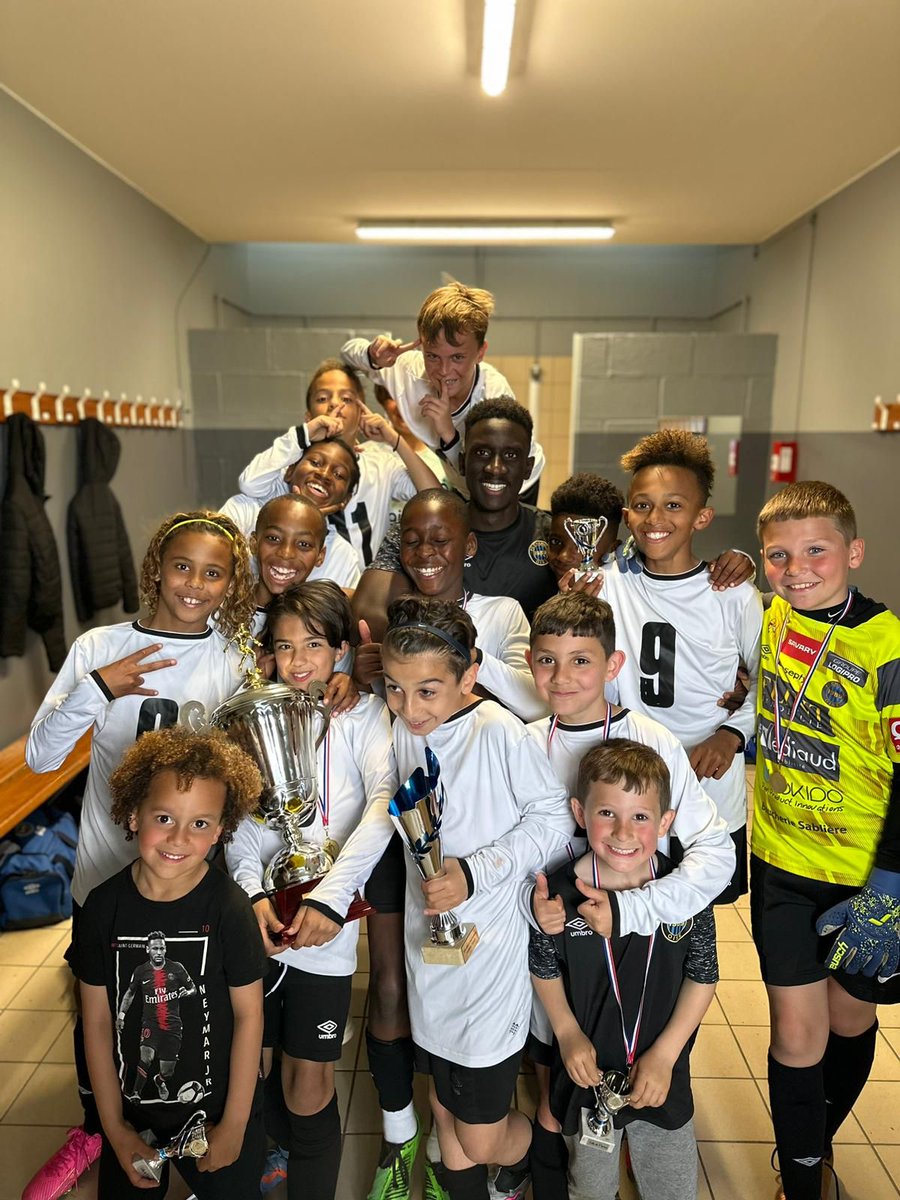 FCCOISE's tweet photo. Nos U11 ont remporté le tournoi de Pornic ce jeudi ! 🏆✅️

Ils ont battu le Paris FC en finale (1-0) 👏

Bravo à tous ! 💙🖤 https://t.co/sbKkRvo33u