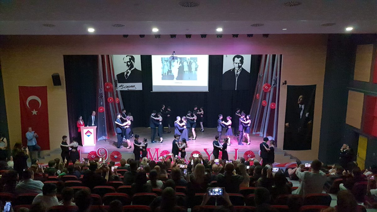 İlk günden bugüne gençlikle beraber geleceğe ilerliyoruz💙❤️
19 Mayıs Atatürk'ü Anma Gençlik ve Spor Bayramımız Kutlu Olsun🇹🇷

#bahçeşehirkoleji #19MayısAtatürküAnmaGençlikVeSporBayramı
@dagozlem
<a href="/ozgeeasln/">Özge ASLAN</a>
<a href="/mturanoznacar/">Mehmet Turan ÖZNACAR</a>
<a href="/dincercitak/">Dinçer Çıtak</a>