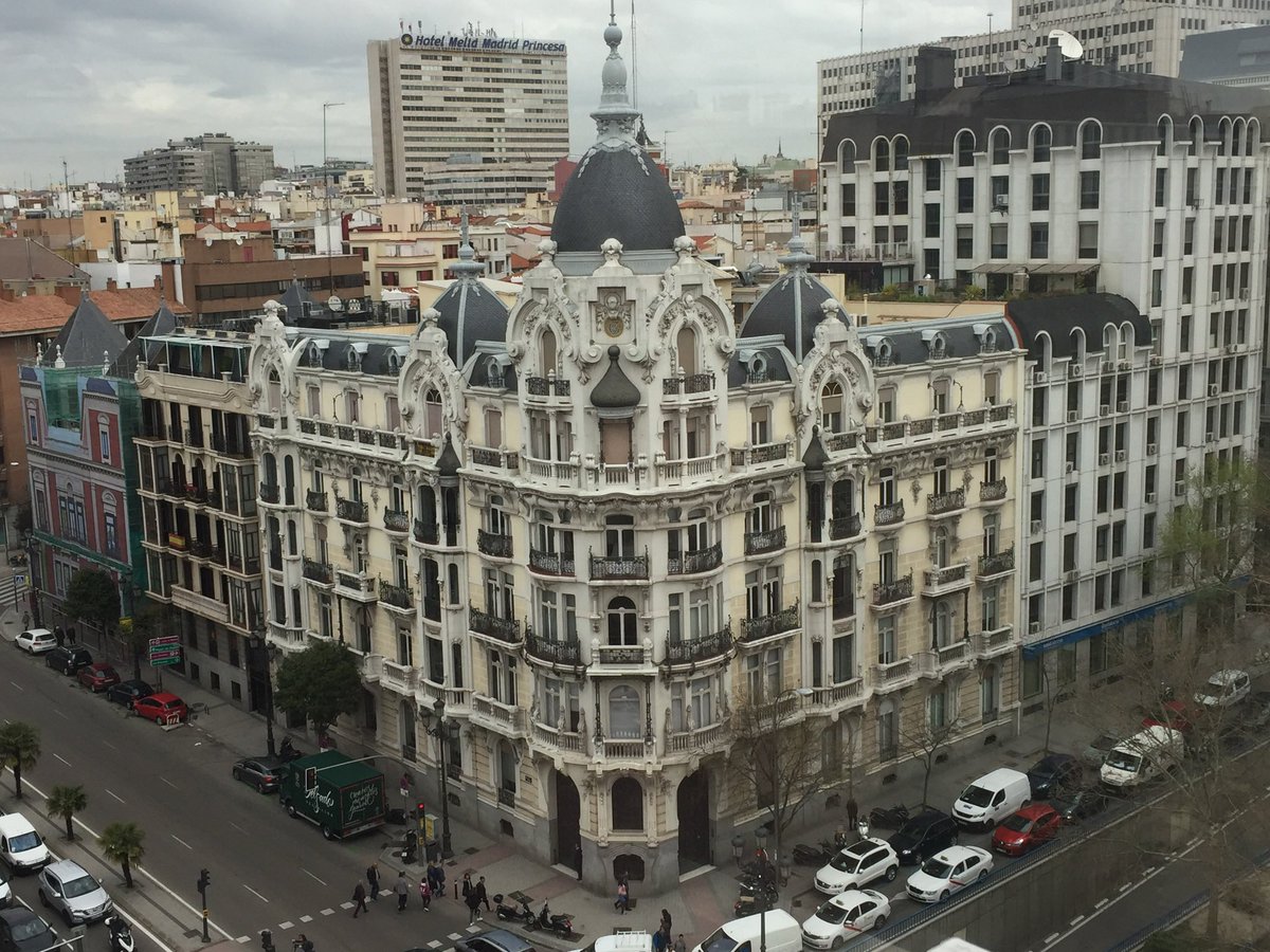 jm_tkb's tweet photo. @HistoriaenMeme Edificio entre plaza España y calle ferraz https://t.co/qBKwFwo2tF