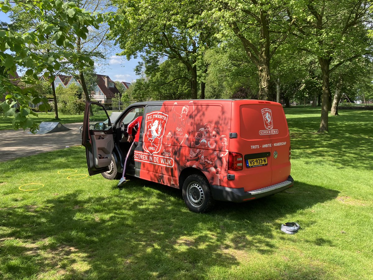 RobChristenhusz's tweet photo. Wat gaaf, @ESPNnl maakt filmopnames van het project ‘Anders Inburgeren van @Scorenindewijk @fctwente en @StadOldenzaal. Projectleider Bart Hampsink vol in de spotlights. #verdiend #superproject https://t.co/kyIvUUqsU3