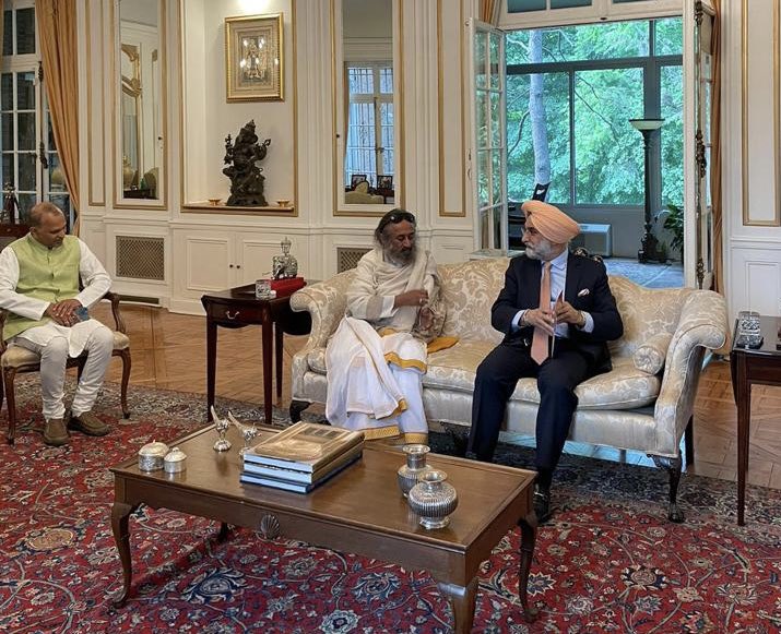 SandhuTaranjitS's tweet photo. Delighted to receive Sri Sri Ravi Shankar ji @SriSri at India House. 

Discussed  @ArtofLiving’s initiatives including #WCF2023 https://t.co/Cvakl31jGf