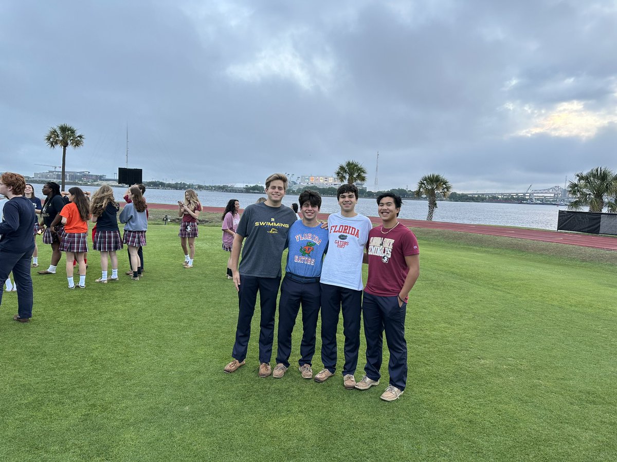 michaelbroach's tweet photo. Congratulations, Seniors! Enjoy your last official day of school! #seniorsunrise #BKHS https://t.co/24RpPoDBIS