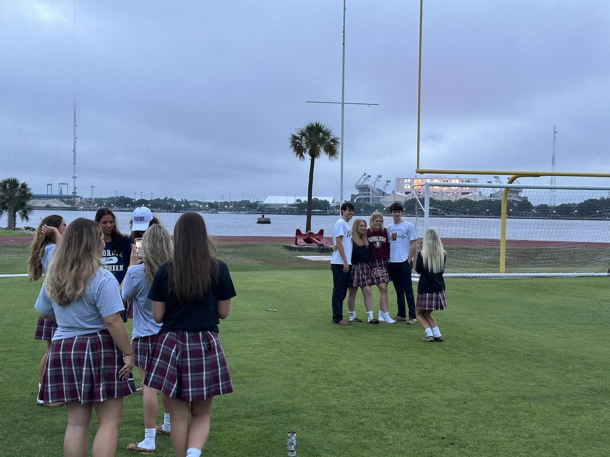 michaelbroach's tweet photo. Congratulations, Seniors! Enjoy your last official day of school! #seniorsunrise #BKHS https://t.co/24RpPoDBIS