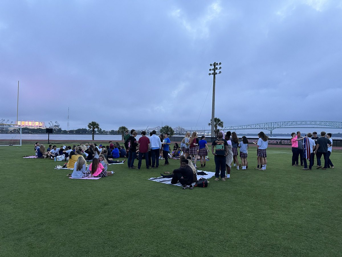 michaelbroach's tweet photo. Congratulations, Seniors! Enjoy your last official day of school! #seniorsunrise #BKHS https://t.co/24RpPoDBIS