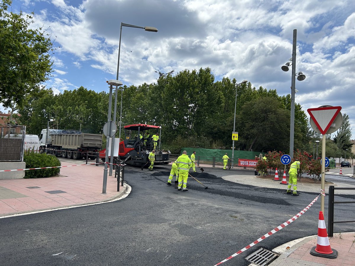 ribas1975's tweet photo. Continua l’asfaltatge dels carrers de Palamós, aquest matí, l’Avinguda Catalunya
⁦@DiarideGirona⁩ https://t.co/4vIM3tb89o