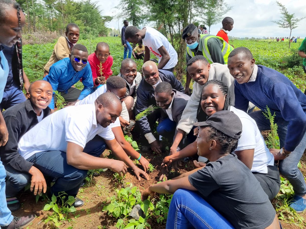 Muthonikate1's tweet photo. Many thanks to the office of PCS for Recruiting Youths as they embark on this bold and ambitious initiative to plant trees.
 
Egerton University Students.
PS Rono
PCS Mudavadi
#OPCSTreePlanting https://t.co/ZL1ts5JmlS