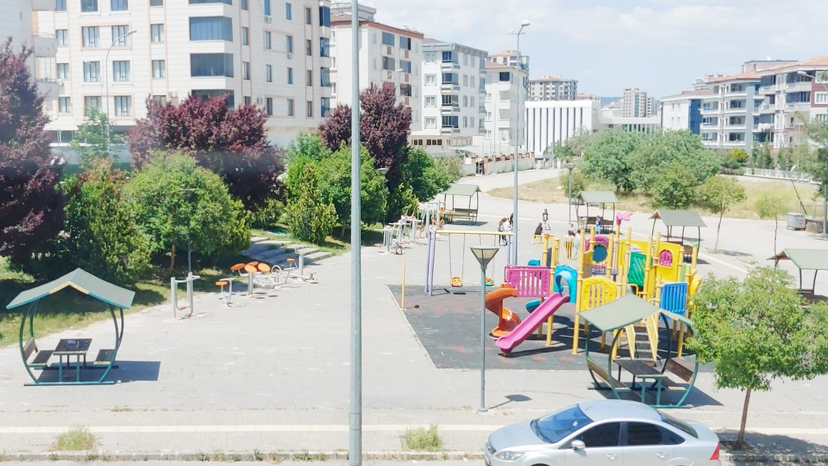 Şehrin göbeğindeki en nezih yerdeki bu parkta olanlardan çok muzdaripiz.