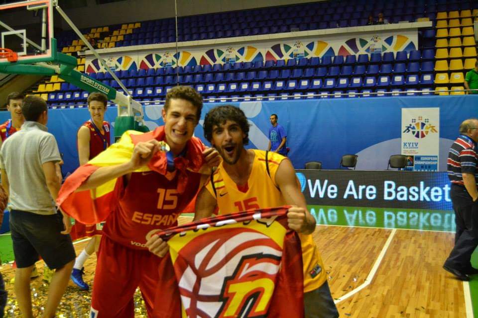 jose_blazquez15's tweet photo. Se retira del baloncesto mi mayor ejemplo como jugador y persona.

Mi hermano Manolo 🙏🏻🏀

Dejas el legado en buenas manos 🤝🏻
Pd: doy fe de que todo lo que sé me lo has enseñado tú 💪🏻 https://t.co/3dAGurgP9I
