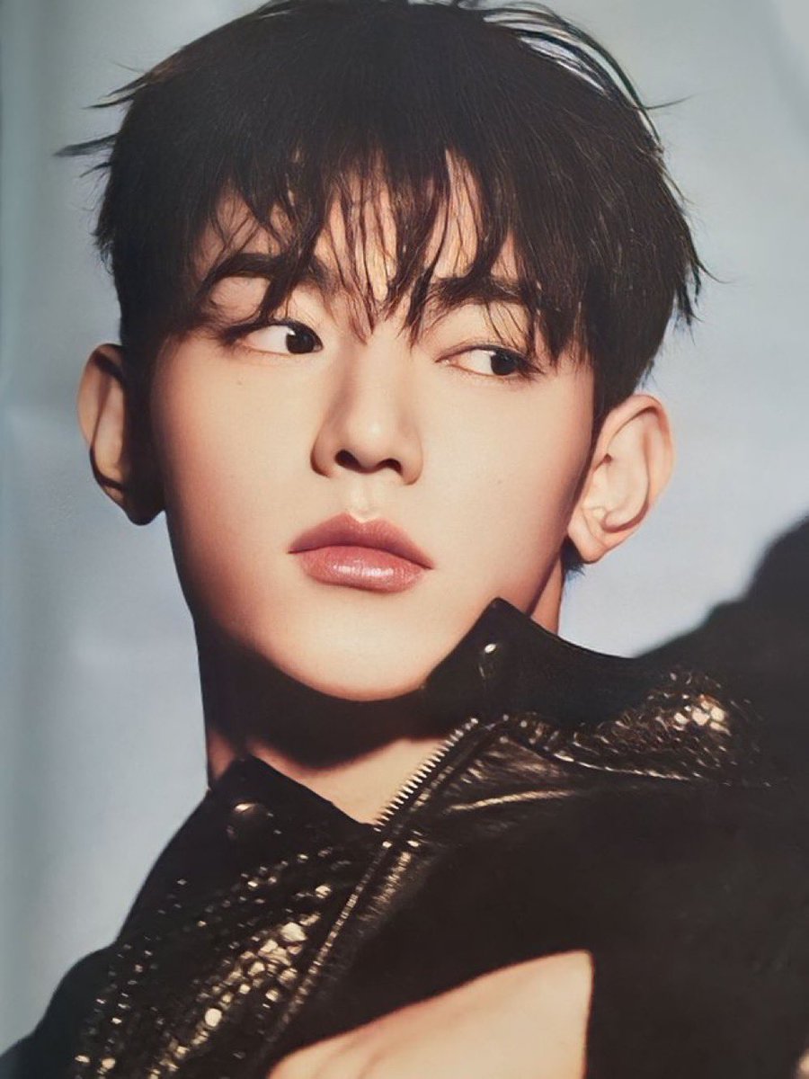 haobinsplanet's tweet photo. actually feeling dizzy how does someone look like this https://t.co/w4bKGqGvou