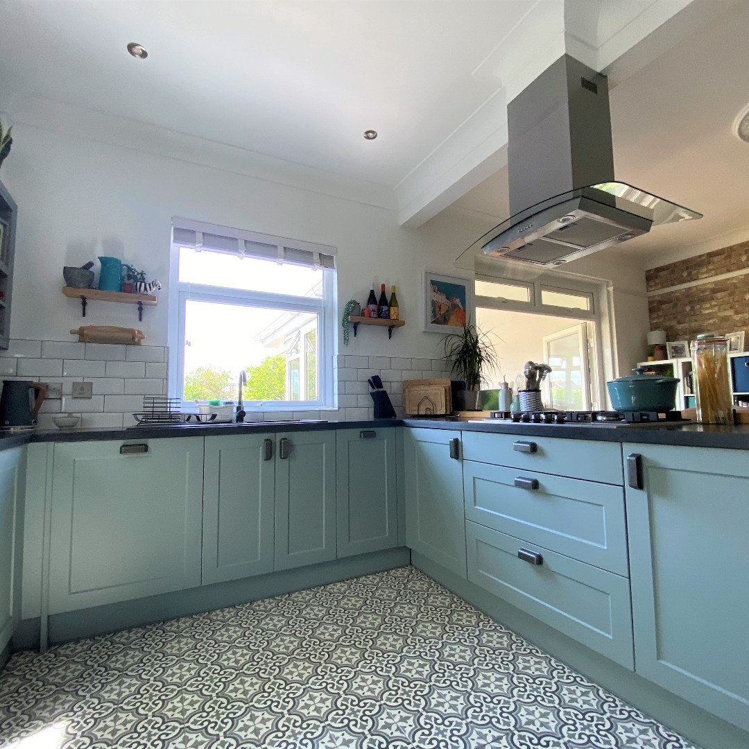 OakfieldEA's tweet photo. 🏡 NEW PROPERTY FOR SALE 🏡

A fantastic, three bedroom, semi-detached house situated in the Roselands area of Eastbourne. 

Astaire Avenue, Eastbourne - £450,000

For more info or to arrange a viewing check out our website: https://t.co/05xzfsggjQ https://t.co/Qnndl4vTBM