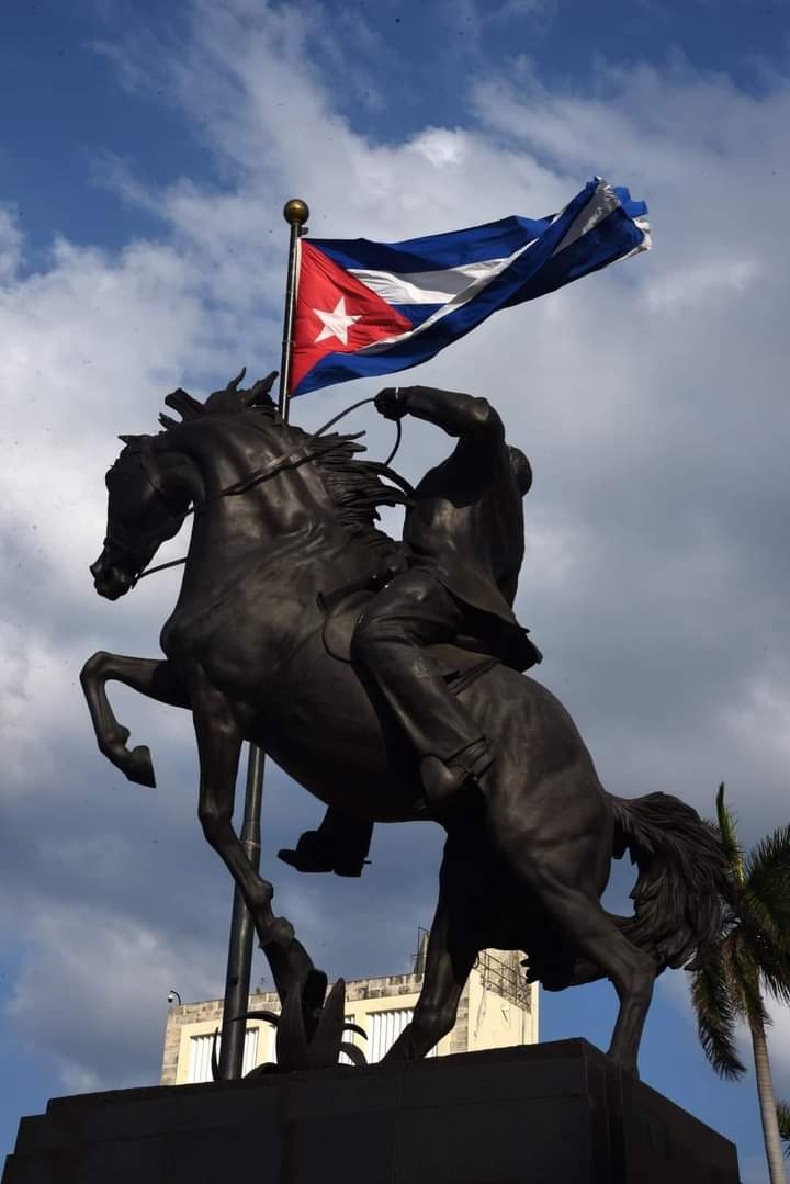 franco_feris's tweet photo. Hoy con el Apostol. #Cuba #Epivila #LatirAvileño https://t.co/h4FTs0SpTf