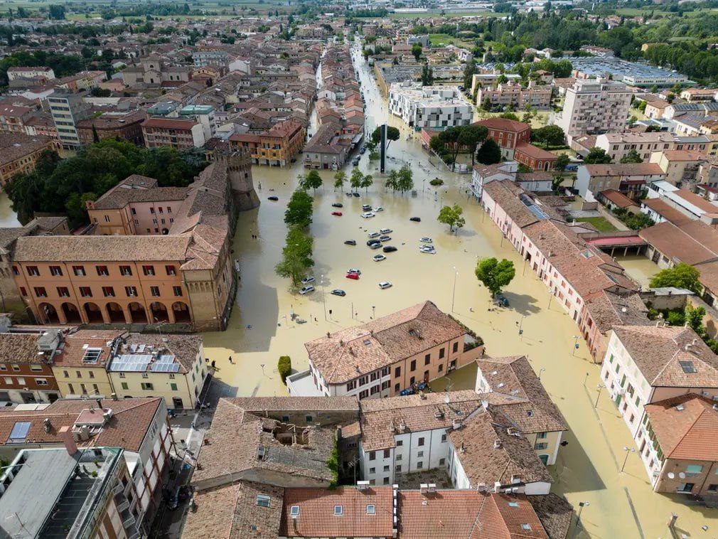 L'Italie frappée par la pire inondation en 100 ans, il y a des victimes - The Guardian.