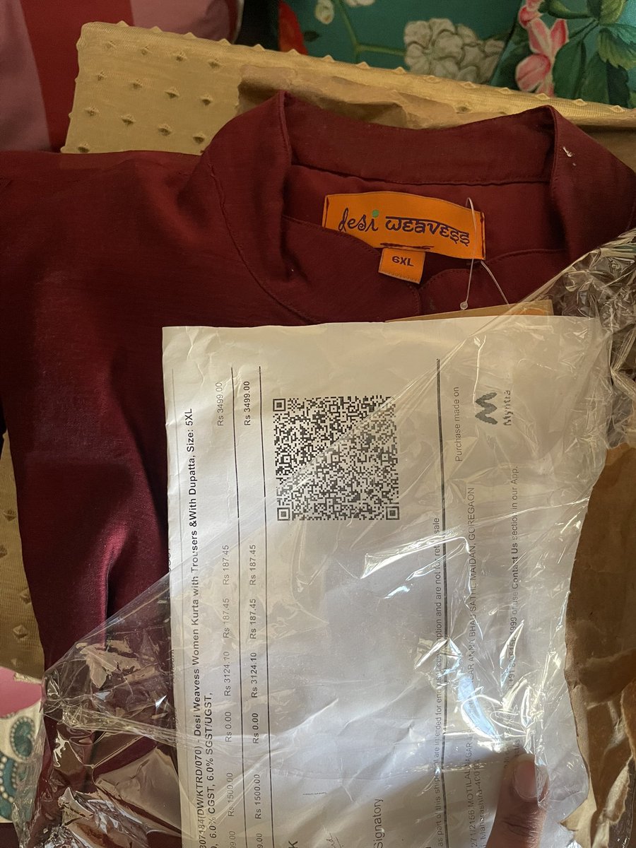 JNN240678's tweet photo. @MyntraSupport @myntra 

I ordered a cream coloured kurta set from Desi Weavess with 5XL size. I received a maroon colored kurta set with size 6 cl. I put it for delivery. The delivery partner came then said it was my fault and did not exchange it. Exchange still not done. https://t.co/J7caU6yxBg