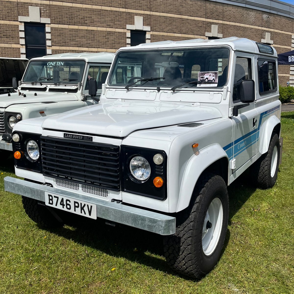 LRMonthly's tweet photo. A gorgeous early Ninety County on dishy Rostyles – do you like subtle retro mods or prefer completely standard? #lrm #landrovermonthly #landrover #landroverninety #ninety #county #rostyle #retro #classic https://t.co/cLwlrsDole
