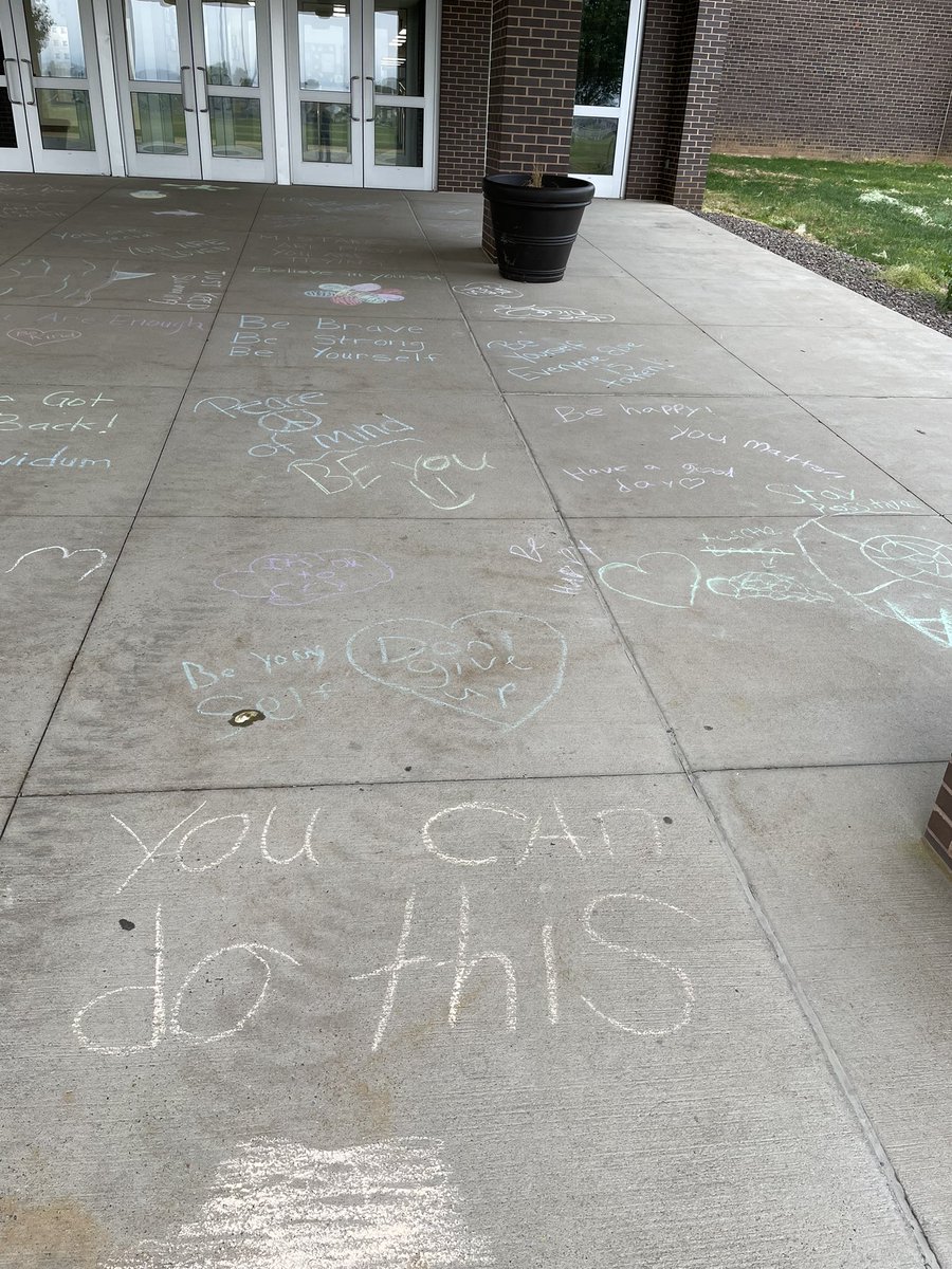 Extra special walk into the building at ELCO MS. Thank you to the Aevidum Club for their “Chalk the Walk,” project for Mental Health Awareness week! #ELCOexcellence @elcosd <a href="/ELCOSupt/">ELCO_Supt</a> <a href="/ELCO_MS_Raiders/">ELCO_MiddleSchool</a>