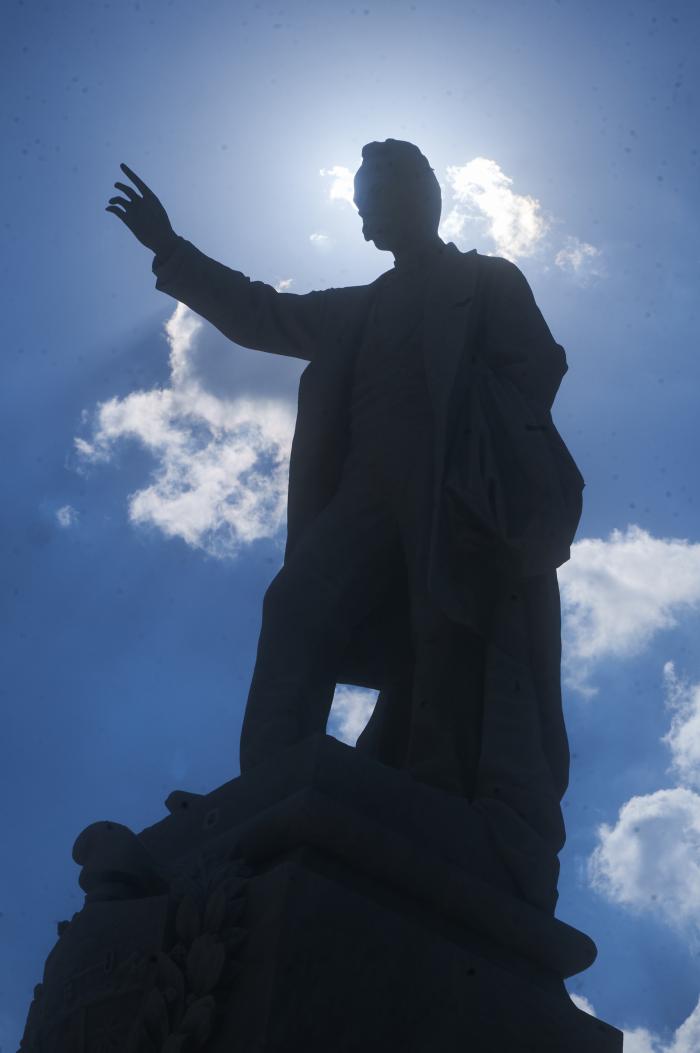 DeivyPrezMartn1's tweet photo. 🇨🇺 #MartiVive a 128 años de su caída en combate y es empeño, fuerza y esperanza, voluntad constante de hacer, argumento irrefutable para defender nuestra historia, nuestras decisiones soberanas, nuestra independencia y nuestra paz. #SanctiSpíritusEnMarcha 
#CubaViveEnSuHistoria https://t.co/iomFrCuVl1