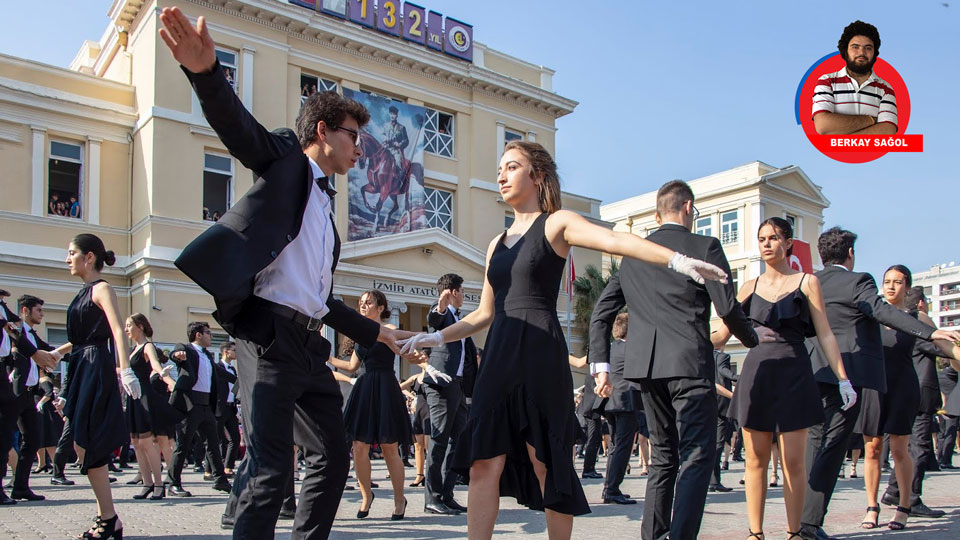 İzmir Atatürk Lisesi'nin geleneksel vals gösterisi iptal edildi!

Gösterinin, İzmir İl Milli Eğitim Müdürlüğü'nün ve dinci kesimlerin tepki göstereceği sebebiyle son dakikada iptal edildiği öne sürüldü

bit.ly/439Ppq7