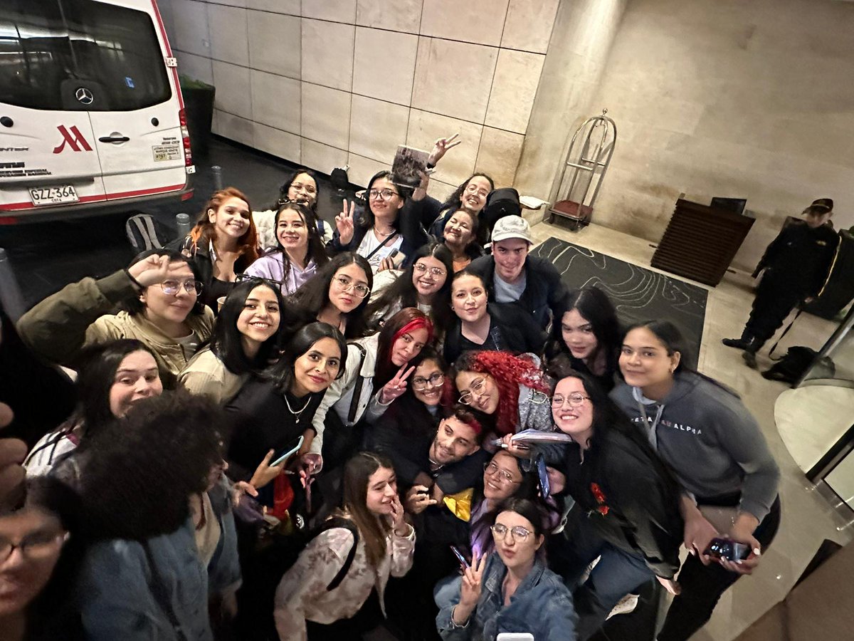 360CNCO's tweet photo. HOLIS👀  aquí unas foticos de las chicas con @ErickBrianColon fuera del hotel. Haganselas llegar por fin 🩵🩵 #CNCOUltimaCita https://t.co/jpLsXgCEdb