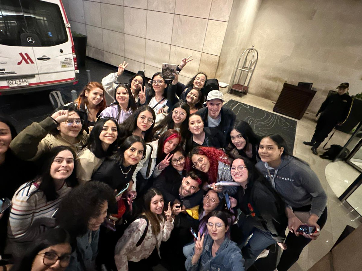 360CNCO's tweet photo. HOLIS👀  aquí unas foticos de las chicas con @ErickBrianColon fuera del hotel. Haganselas llegar por fin 🩵🩵 #CNCOUltimaCita https://t.co/jpLsXgCEdb