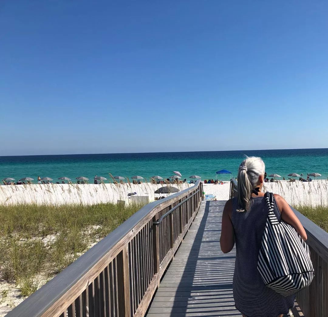 ☀️🌴👙 #happyplace #lovethebeach #nofilter #navarrebeach #grayhair #grayhairdontcare