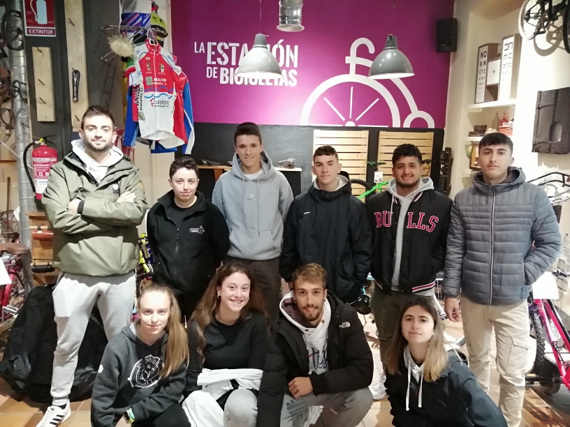 Nuestros alumnos de 1°TEAS <a href="/ui1universidad/">Universidad Isabel I | Tu universidad online</a> han visitado la @laestaciondebicicletas donde @anarizos31 nos ha enseñado cual es el material básico e indispensable para cualquier salida en bici y unas nociones básicas sobre mecánica (pinchazo, frenos, cambios...) 
Muchas Gracias!!