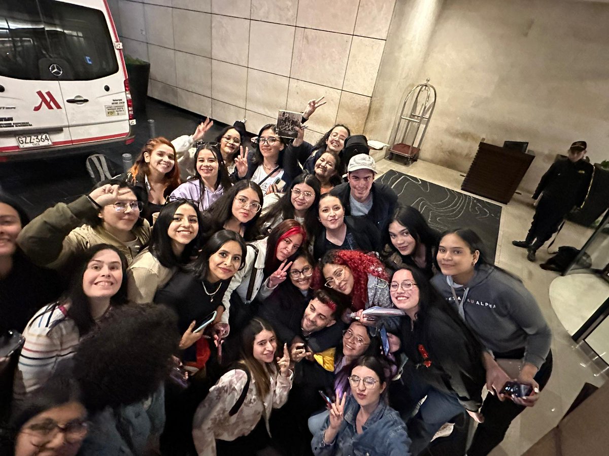 360CNCO's tweet photo. HOLIS👀  aquí unas foticos de las chicas con @ErickBrianColon fuera del hotel. Haganselas llegar por fin 🩵🩵 #CNCOUltimaCita https://t.co/jpLsXgCEdb
