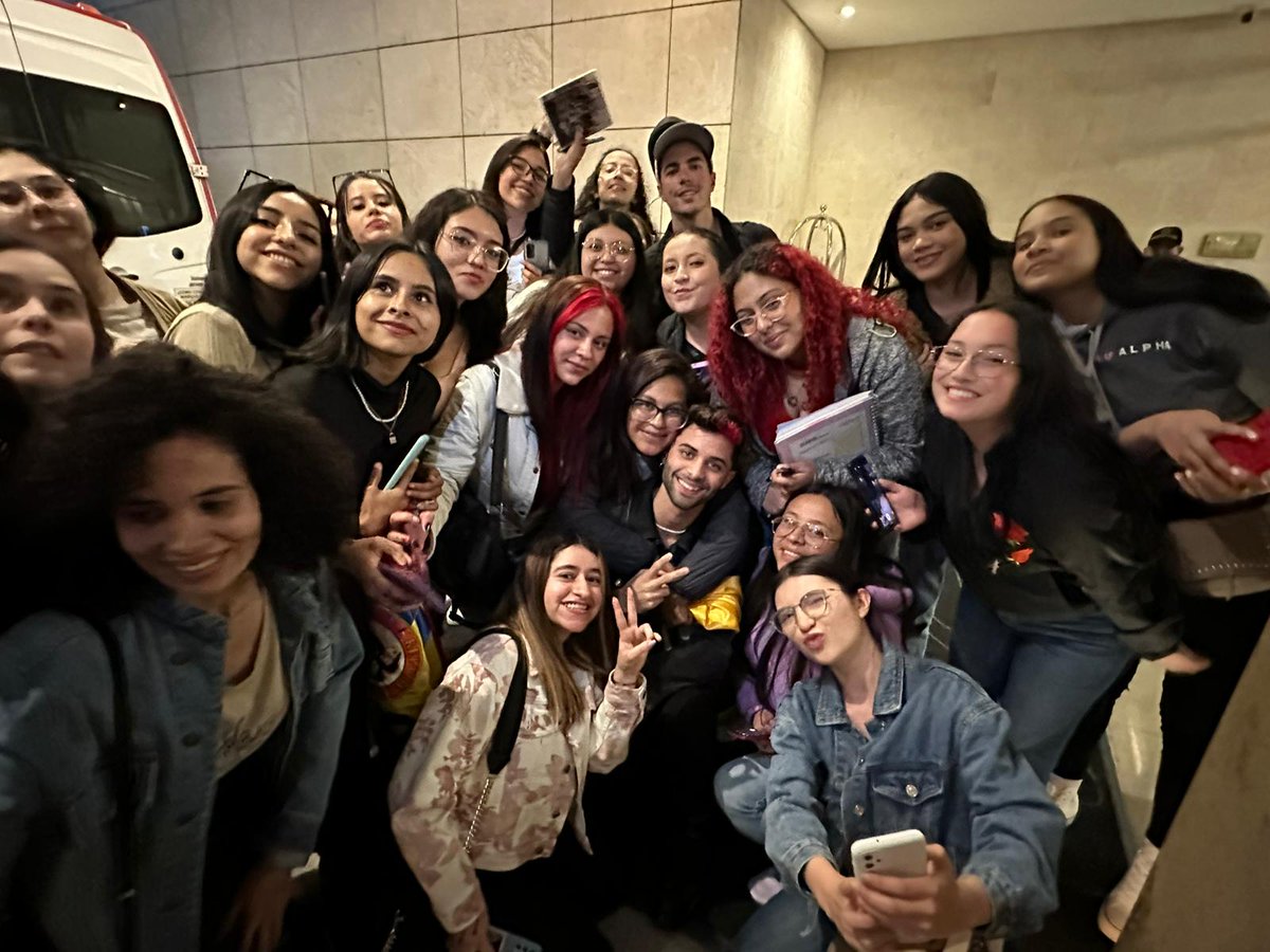 360CNCO's tweet photo. Mucho amor 💙💙💙😍 https://t.co/k6sqJ6sMpo
