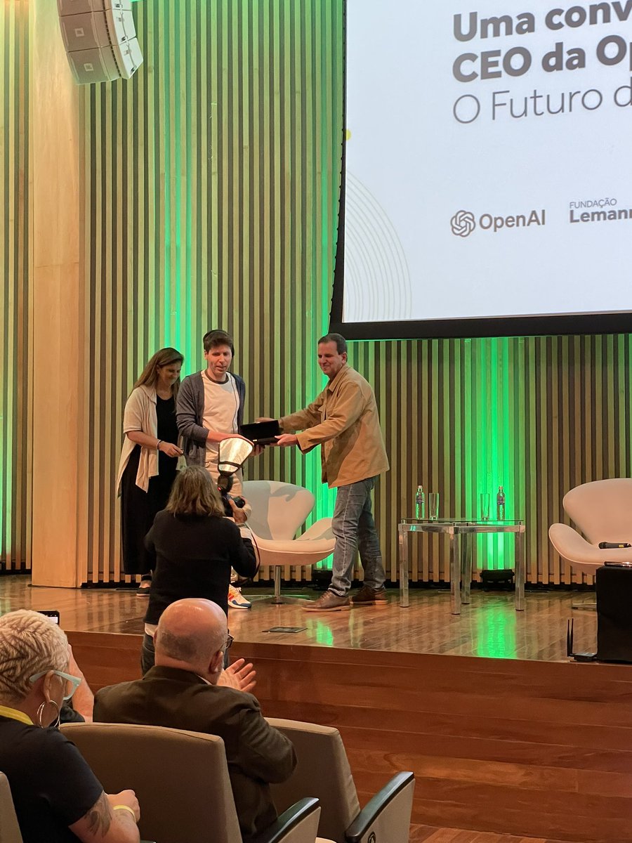 rprimi's tweet photo. Evento da Lemann trouxe Sam Altman para o Rio. Vamos aproveitar essa onda revolucionaria que a IA esta trazendo e aplicar na melhora da educação no Brasil. https://t.co/KdxcBrLWlF