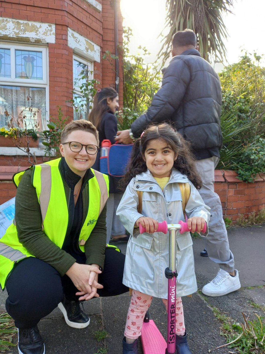 Yesterday's Burnage #schoolstreets
@acaciascps School staff, council staff, @GMPFallowfield  & residents all were marshals. Part of @acaciascps #WalkToSchoolWeek activities this week to encourage parents and children to walk, cycle, or scoot to school.@ManCityCouncil @bevcraig