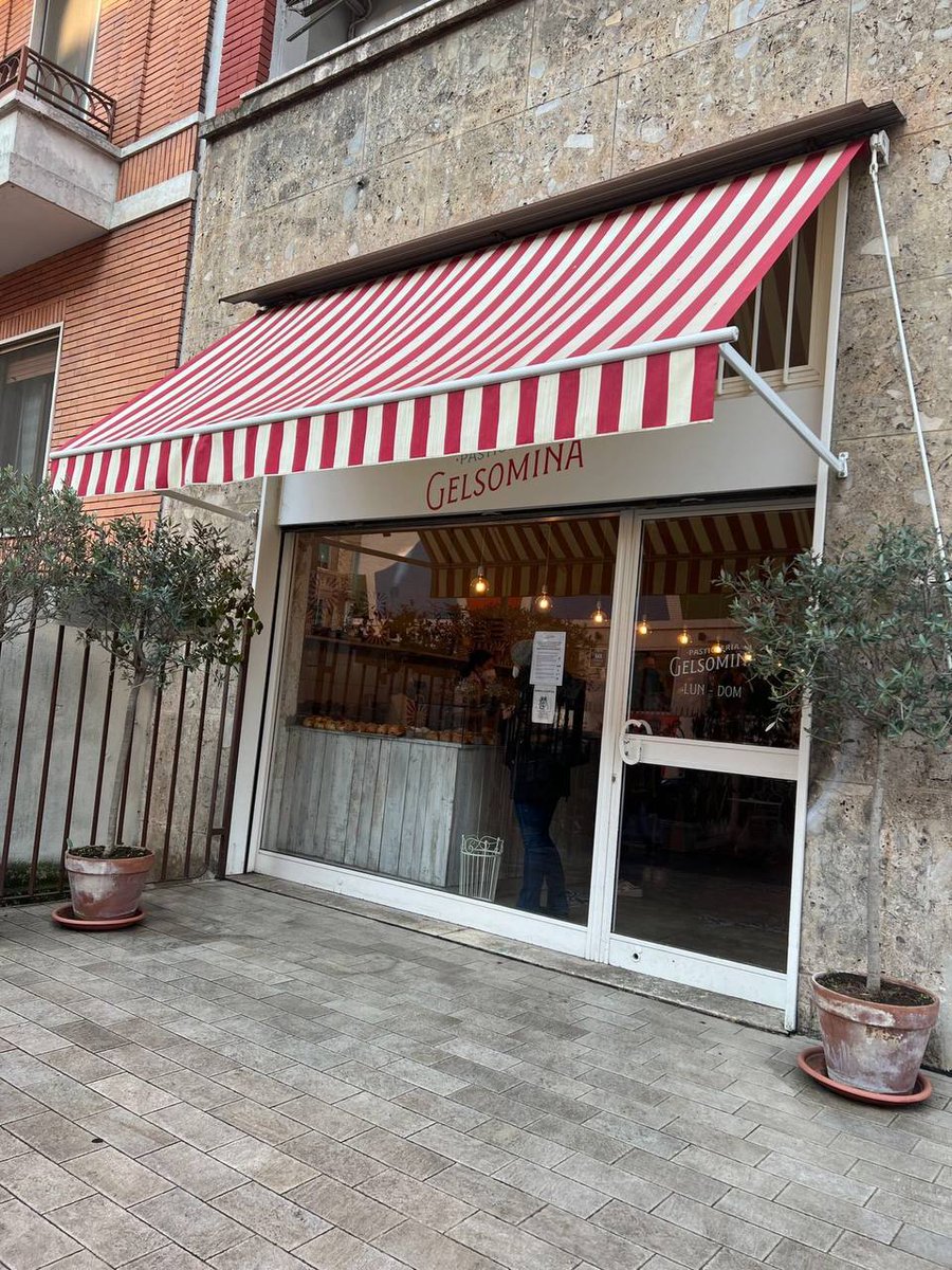 Raspberry_1123's tweet image. A small store on the side of the road in Milan is very stunning🥯