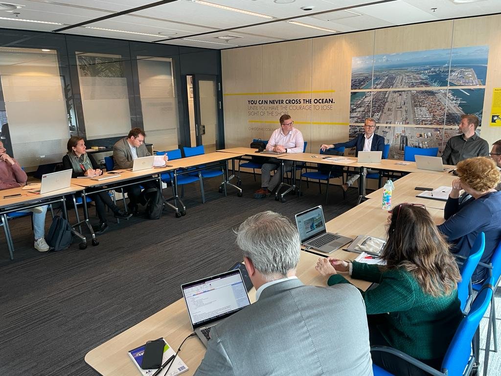 FValenciaport's tweet photo. 📍 Our colleagues Ignacio Benítez and Rocío García, from the Innovation & Port Cluster Development team, have participated this week in the World Ports Climate Action Program working group sessions on shore-side electricity (#SSE) organised by @PortOfRotterdam
#WPCAP #innovation https://t.co/aByFK0GIZP