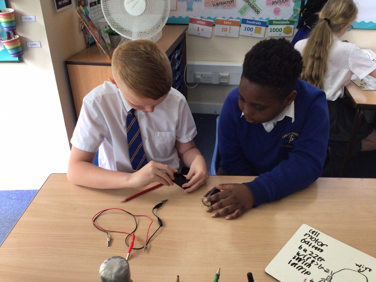 CanonYearFour's tweet image. We had a great time making complete series circuits in our #Science lesson today #cspsstem #STEMeducation @CanonSharples @LT_Trust @Cornerstonesedu