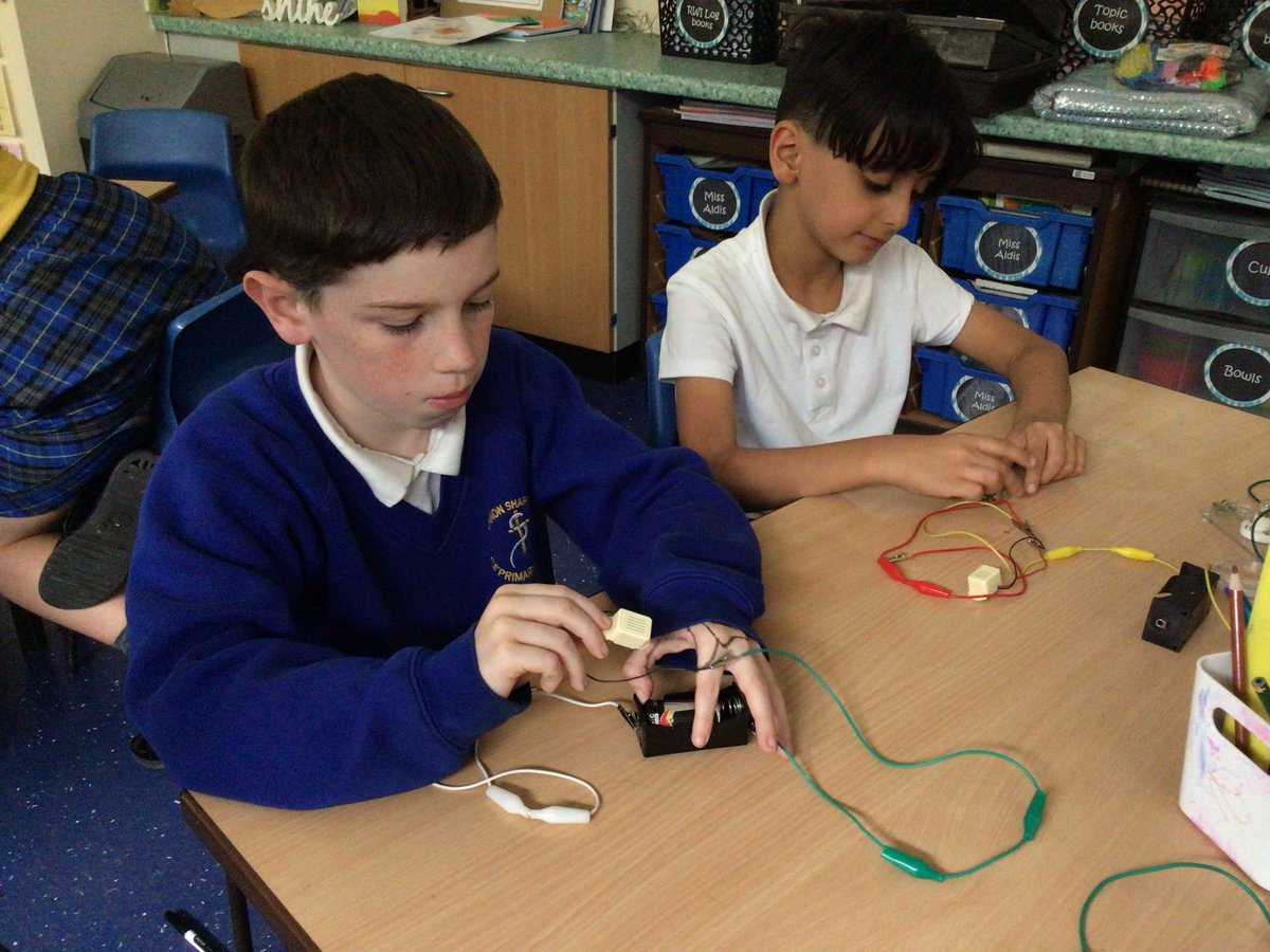 CanonYearFour's tweet image. We had a great time making complete series circuits in our #Science lesson today #cspsstem #STEMeducation @CanonSharples @LT_Trust @Cornerstonesedu