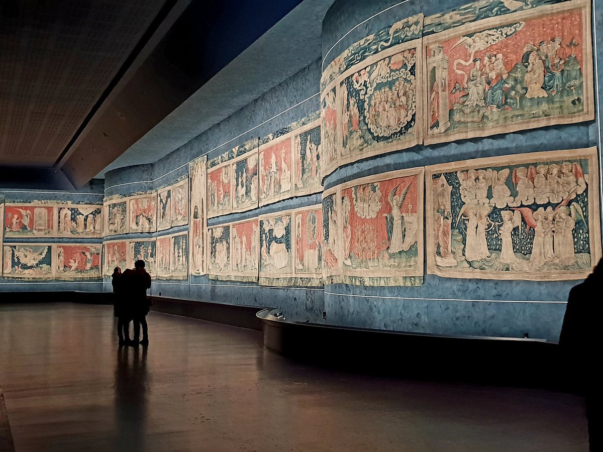 La tenture de l'Apocalypse d’Angers est officiellement inscrite au patrimoine, "Mémoire du monde" de l’<a href="/UNESCO_fr/">UNESCO en français</a> ! 

Elle est le résultat de 20 ans de travail d'une émouvante minutie. Tissée il y a 650 ans, la tenture de l’Apocalypse est aujourd’hui le plus grand ensemble de