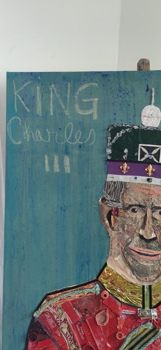 Charles III l, roi du royaume Unis
Charles III is King of the United Kingdom 
1mx1m
Réalisation avec des plastiques ramassés sur les plages de la Méditerranée et déchets de cristal
#charles #charleslll #charlesking #royaumeuni🇬🇧 #england #plasticfreeseas #art #artrecycling