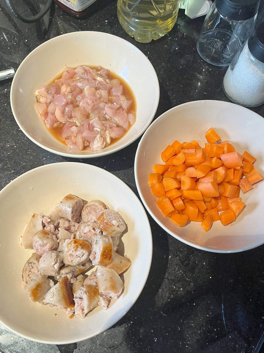 Today, I visited a friend's house and was attracted by their luxurious kitchen. I showed off my cooking skills (bushi) and received unanimous praise for the