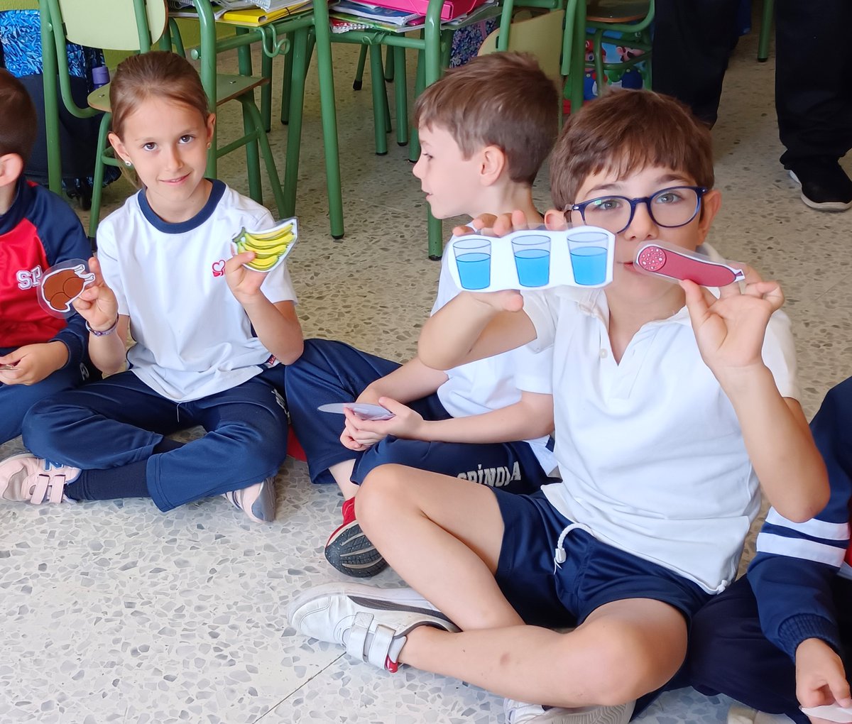 scorazoncoria's tweet photo. Aprendemos los grupos de alimentos a través de la pirámide alimentaria. 🍽️
La Escuela Taller Patronato de Empleo de Coria nos visitó y compartimos un desayuno saludable. 
😋Nos concienciamos de la importancia de comer bien. https://t.co/MiakQPNnQm