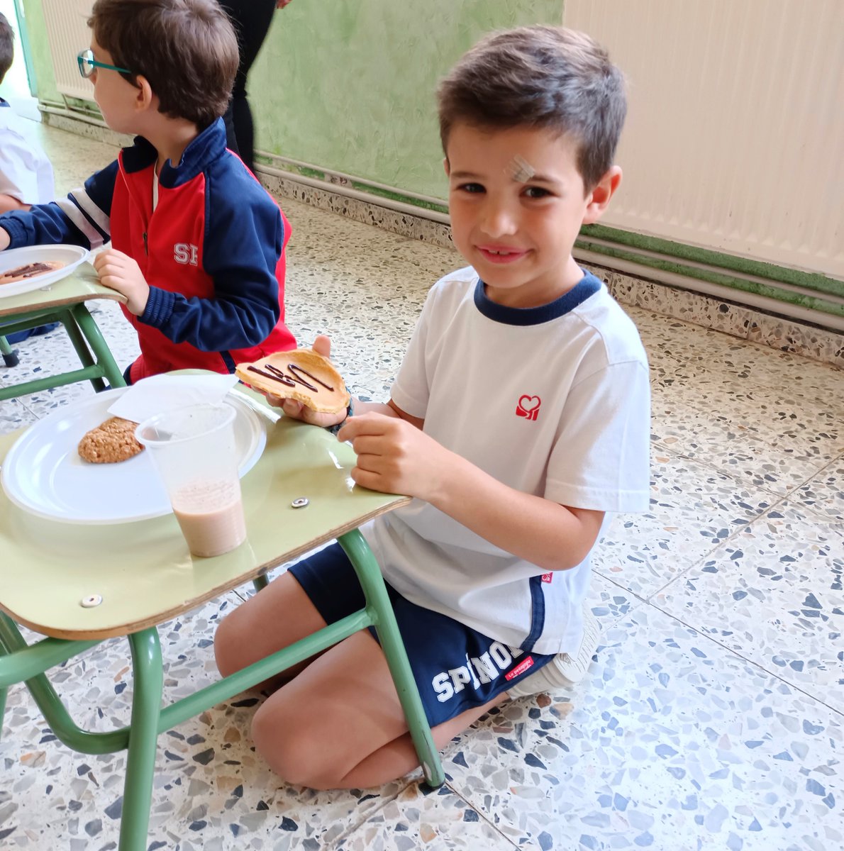 scorazoncoria's tweet photo. Aprendemos los grupos de alimentos a través de la pirámide alimentaria. 🍽️
La Escuela Taller Patronato de Empleo de Coria nos visitó y compartimos un desayuno saludable. 
😋Nos concienciamos de la importancia de comer bien. https://t.co/MiakQPNnQm