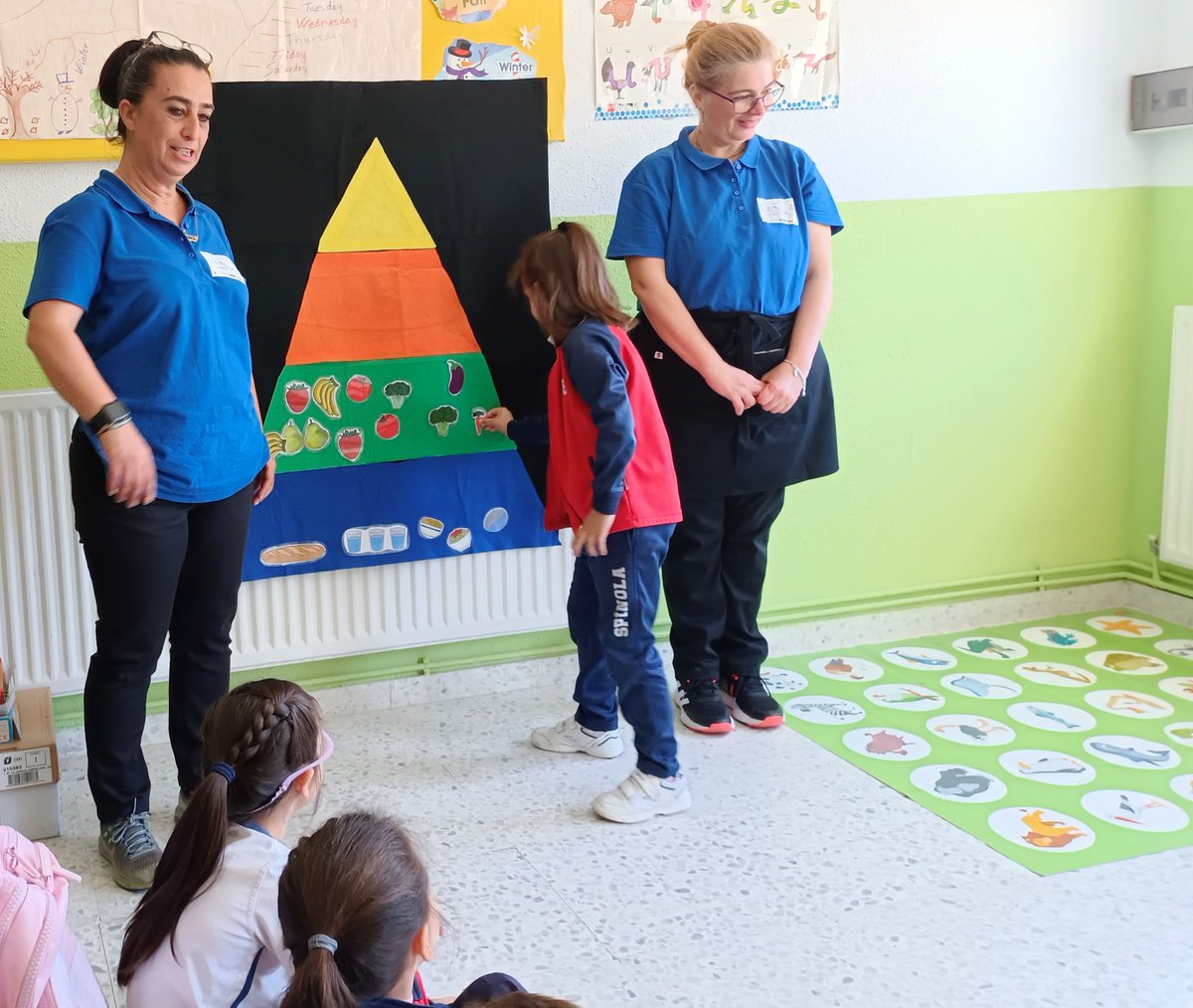 scorazoncoria's tweet photo. Aprendemos los grupos de alimentos a través de la pirámide alimentaria. 🍽️
La Escuela Taller Patronato de Empleo de Coria nos visitó y compartimos un desayuno saludable. 
😋Nos concienciamos de la importancia de comer bien. https://t.co/MiakQPNnQm