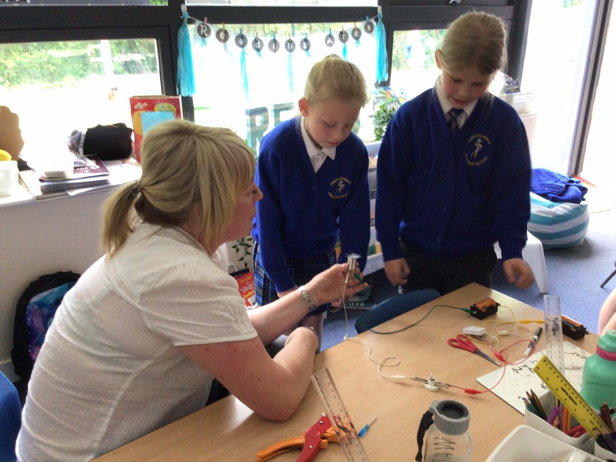 CanonYearFour's tweet image. We loved making our own series circuits in our #Science lesson today #cspsSTEM #cspsscience @Cornerstonesedu @LT_Trust @CanonSharples
