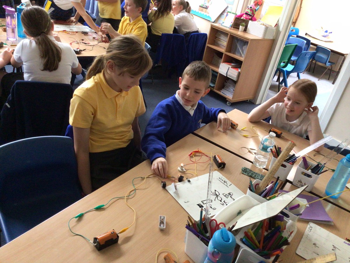 CanonYearFour's tweet image. We loved making our own series circuits in our #Science lesson today #cspsSTEM #cspsscience @Cornerstonesedu @LT_Trust @CanonSharples