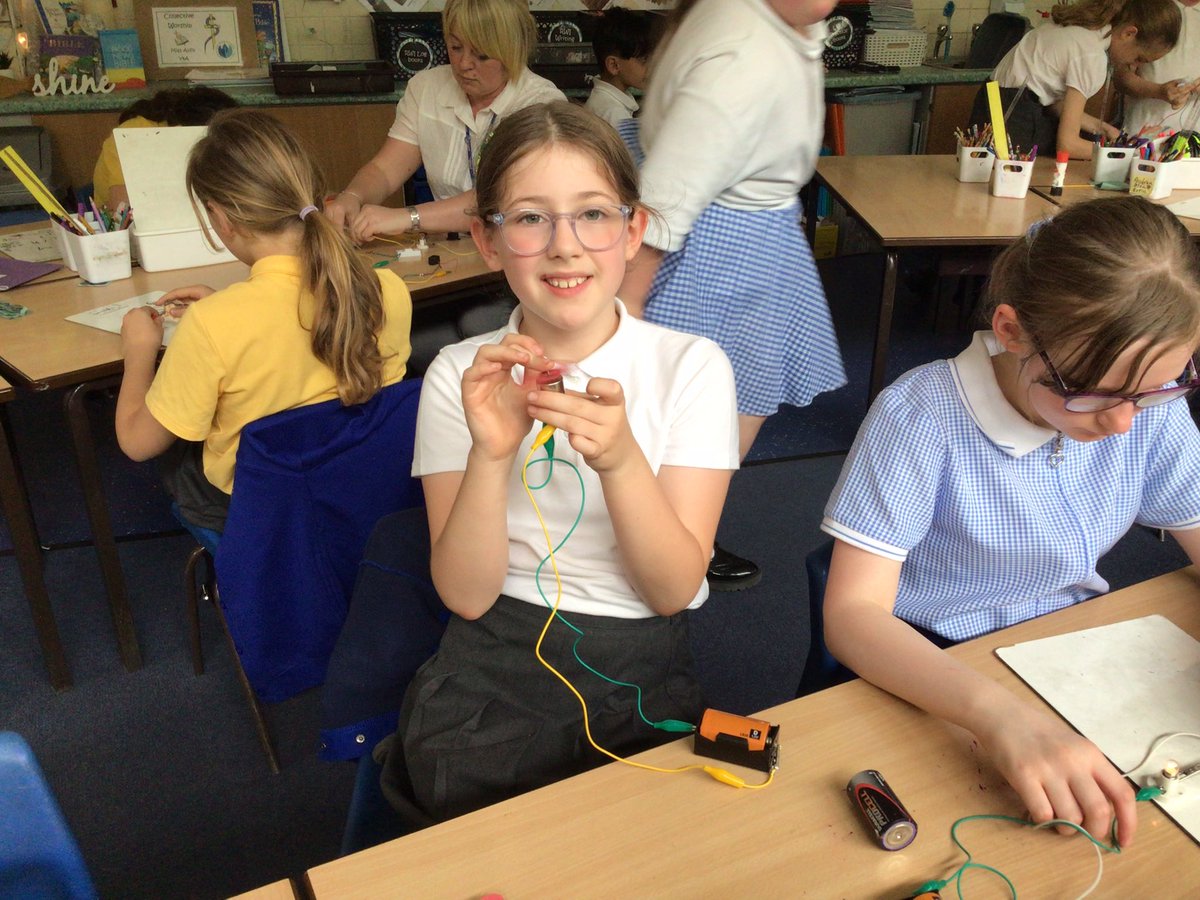 CanonYearFour's tweet image. We loved making our own series circuits in our #Science lesson today #cspsSTEM #cspsscience @Cornerstonesedu @LT_Trust @CanonSharples
